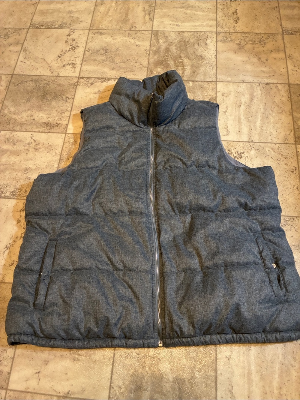 Old Navy Men's Puffer Vest in Dark Heather Gray